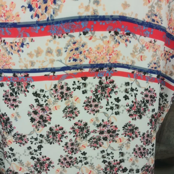❤️6 items for $25 sale!!❤️ Floral Blouse NWOT - Picture 4 of 6